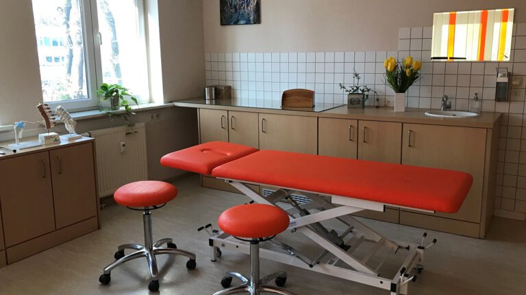 Foto vom Behandlungszimmer in der Arztpraxis Pirschheide - Thomas Hoffmann | Olaf Peter | Susanne Krebs