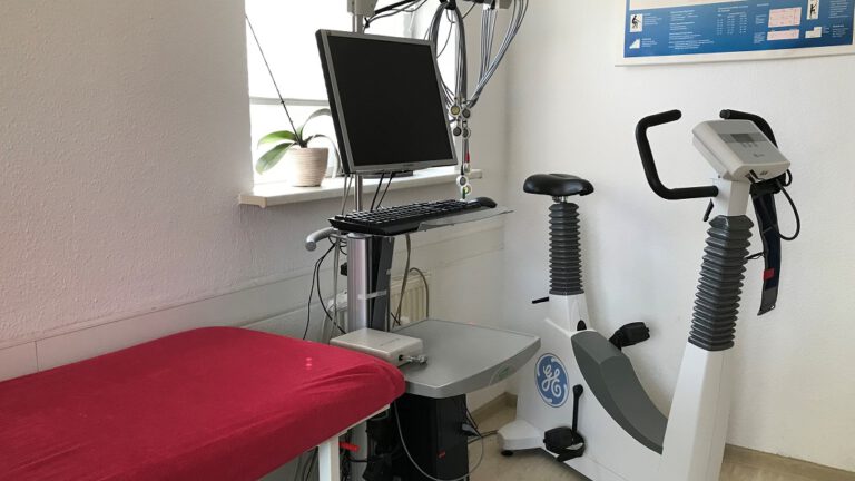 Foto vom EKG und Fahrradergometer der Arztpraxis Pirschheide - Thomas Hoffmann | Olaf Peter | Susanne Krebs
