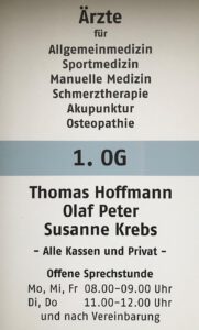 Foto von den Sprechzeiten der Ärzte am Eingang zur Arztpraxis - Thomas Hoffmann | Olaf Peter | Susanne Krebs An der Pirschheide in Potsdam