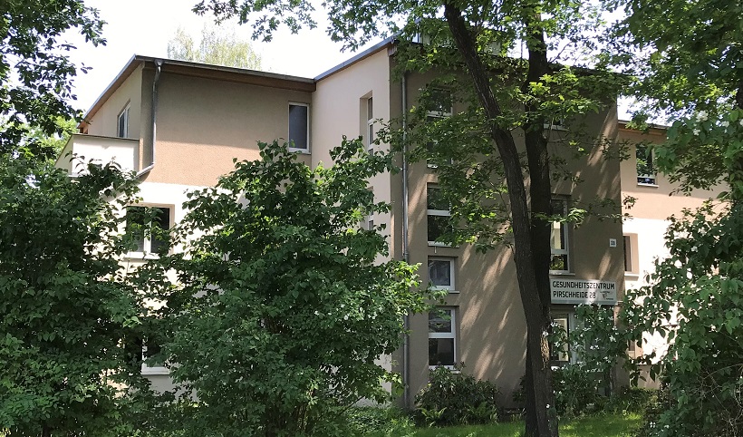 Haus mit der Arztpraxis Pirschheide - Thomas Hoffmann | Olaf Peter | Susanne Krebs, An der Pirschheide 28 in Potsdam vom Parkplatz aus gesehen